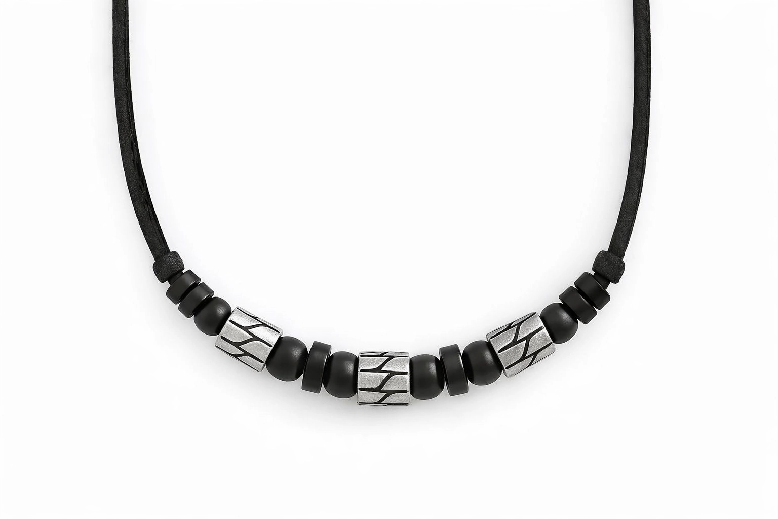 Handgemachte Leder Halsketten aus Sylt – wasserfest, maritim & langlebig.