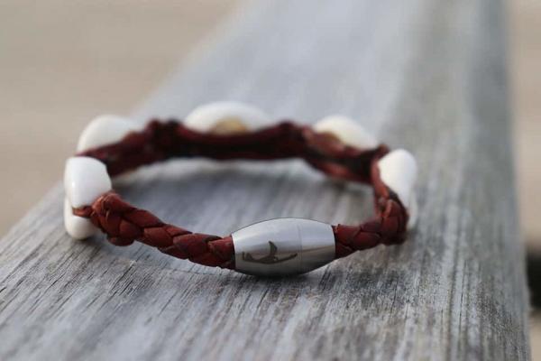 Handgeflochtenes Leder Muschelarmband Kauri muschel ideal für Damen und Herren . für Strand oder Inder Stadt zu Tragen .