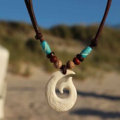 Hei Matau Gravur Lederkette für Damen Herren Glücksbringer Angelhaken Anhänger aus Neuseeland Maori Männer Leder Halskette