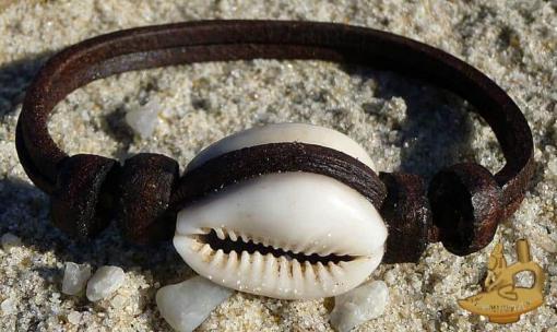Surferarmband Kauri Muschel Armband - Surfer Leder Armband für Damen und Herren , Ideal für Strand oder in der Stadt zu Tragen . 100% Wasserfest .