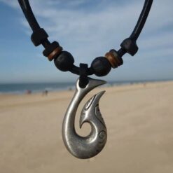 Surferkette Matau Metallanhänger Lederkette für Damen und Herren