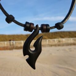 Holzkette Maori Hei Matau aus Neuseeland . Schmuck für Damen und Herren