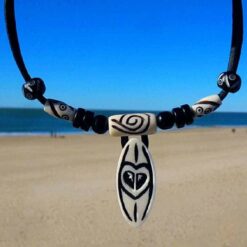 Surferkette Surfbrett Anhaenger Damen Kette - Surfer Leder Halskette ideal für Strand und Surfen.