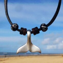 Lederkette Walflosse Metallanhänger Halskette für Damen und Herren , ideal für Sommer und Abenteuer . 100% Wasserfest Männer Leder Halskette