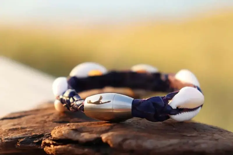 Lederarmband aus Muschel Ideal für Damen und Herren , ideal für Strand und Meer .