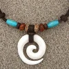 Halskette Koru Lederkette Surferkette mit Bedeutung: Hoffnung, Wachstum, Reinheit und Frieden. Perfekt für Damen, inspiriert von der Maori-Kultur. Jetzt entdecken!