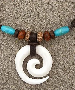 Halskette Koru Lederkette Surferkette mit Bedeutung: Hoffnung, Wachstum, Reinheit und Frieden. Perfekt für Damen, inspiriert von der Maori-Kultur. Jetzt entdecken!