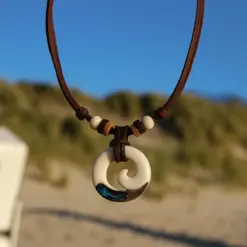 Halskette Koru Spirale Lederkette - Maori Anhänger für Damen aus Neuseeland.