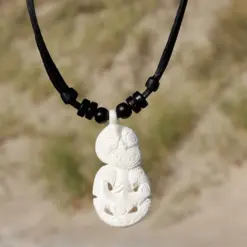 Hei Tiki Neuseeland Herrenkette: Handgefertigter Maori Schmuck aus Leder & Knochen. Glücksbringer für Damen & Herren mit tiefer Bedeutung.