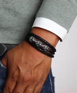 Ein hochwertiges Lederarmband für Männer, geflochten aus strapazierfähigem Leder und verziert mit Totenkopf-Motiven aus Edelstahl.