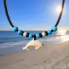 Geflochtene Lederhalskette Delfin Surferhalskette für Damen und Herren.