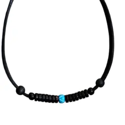 Lederhalskette Dorian ist sexy – perfekt für Surfer, Damen & Herren. Stilvolles Sommer-Accessoire mit Kokosnuss perlen! Männer Leder Kette