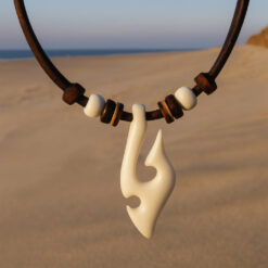 Lederkette Hei Matau Angelhaken für Damen und Herren . Anhänger aus Neuseeland .