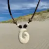 Maori Halskette Hei Matau - Handgefertigter Anhänger aus Neuseeland, für Damen und Herren.