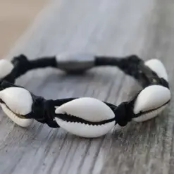 Muschel Armband Sylter Lederarmband aus Rindsleder und Kauri-Muscheln. Für Damen & Herren. Jetzt kaufen!