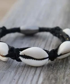 Muschel Armband Sylter Lederarmband aus Rindsleder und Kauri-Muscheln. Für Damen & Herren. Jetzt kaufen!