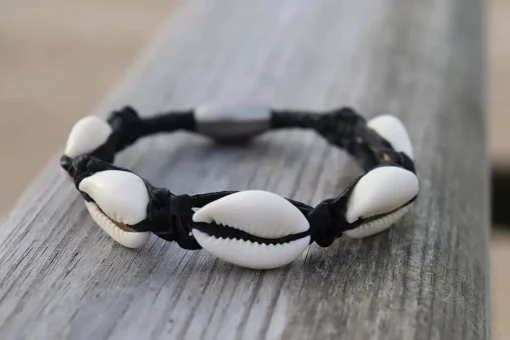 Muschel Armband Sylter Lederarmband aus Rindsleder und Kauri-Muscheln. Für Damen & Herren. Jetzt kaufen!