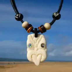Neuseeland Tiki Leder Halskette – Einzigartiger Glücksbringer aus natürlichen Materialien, handgefertigt mit Maori-Tradition. Perfekt für Damen & Herren.