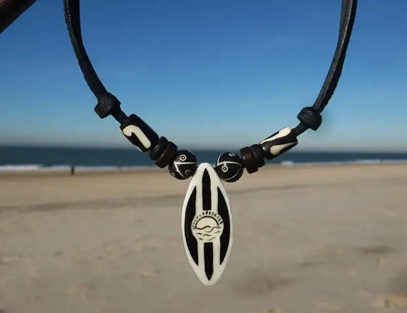 Handgemachte Surfer Halskette mit Surfbrett Anhänger aus Leder – Unisex Schmuck von CHIMUWAVES