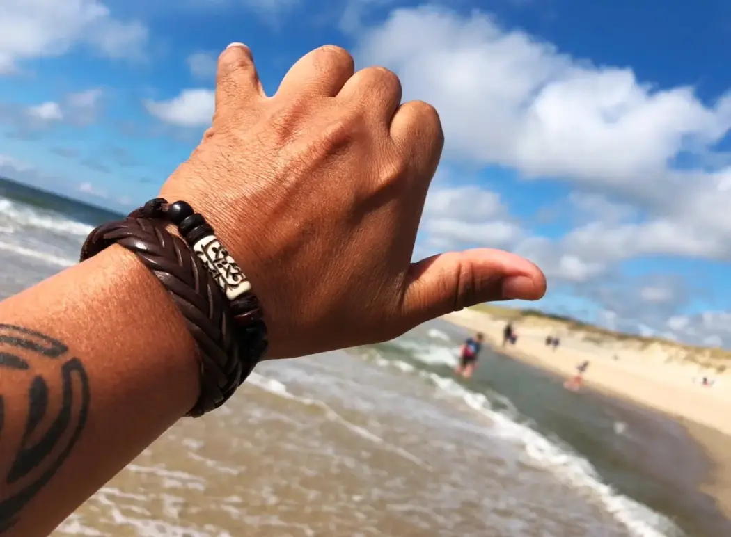 Surfer Armbänder aus Leder für Damen und Herren. 100% salzwasserfest.