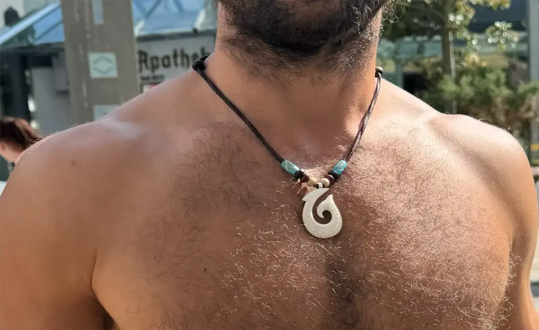 Surferkette Hei Matau der Angelhaken Anhänger aus Neuseeland - für Damen und Herren.