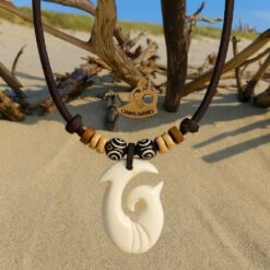 Surferkette Hei Matau der Angelhaken aus Geschnitzte Knochen . Neuseeland Schmuck
